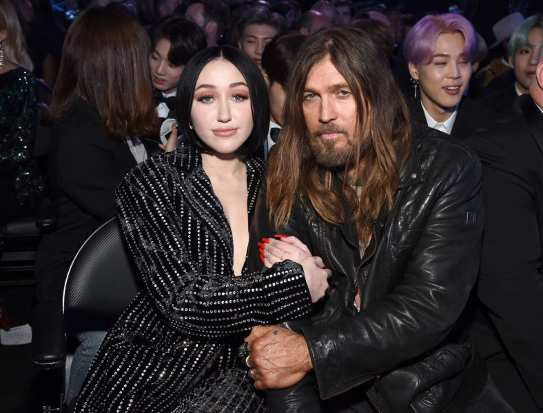 Noah Cyrus Mengungkapkan Posisinya Bersama Ayah Billy Ray Cyrus di Tengah Keretakan Keluarga