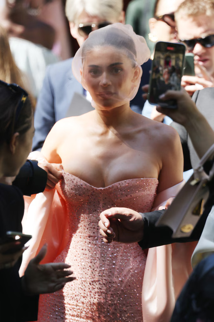 Bintang-Bintang Terkenal Hadiri Paris Haute Couture Fashion Week