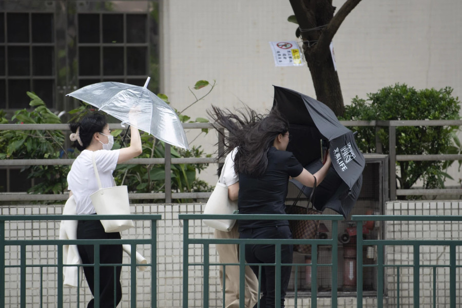 Sekolah-sekolah dan Pasar Saham Hong Kong Tutup Ketika Topan Talim Mengarah ke China