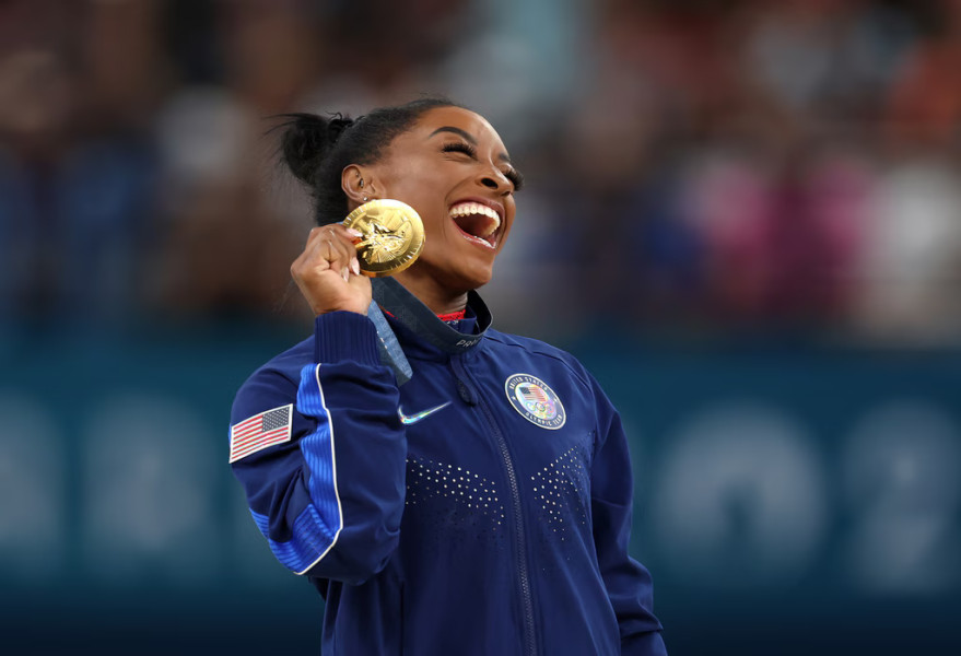 Simone Biles Menggambarkan Prestasinya dengan Mengibarakkan Semua Medali Olimpiade