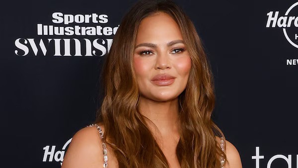 Chrissy Teigen Berbagi Cerita Tentang Berhenti Merokok untuk Terakhir Kalinya