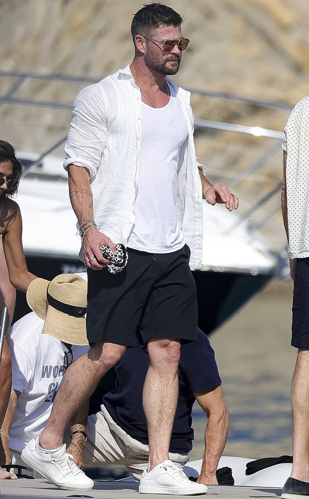 Chris Hemsworth merayakan ulang tahun ke-42 bersama saudaranya Liam Hemsworth, Matt Damon, dan lainnya.