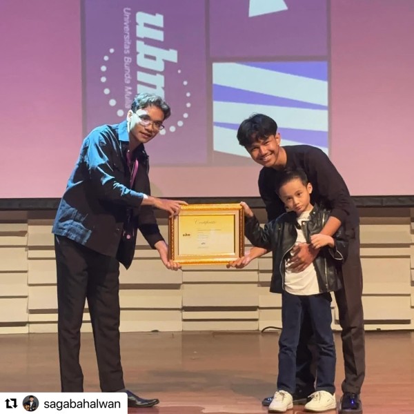 Antara Dunia Syuting dan Mimpi Menjadi Pilot Komersial