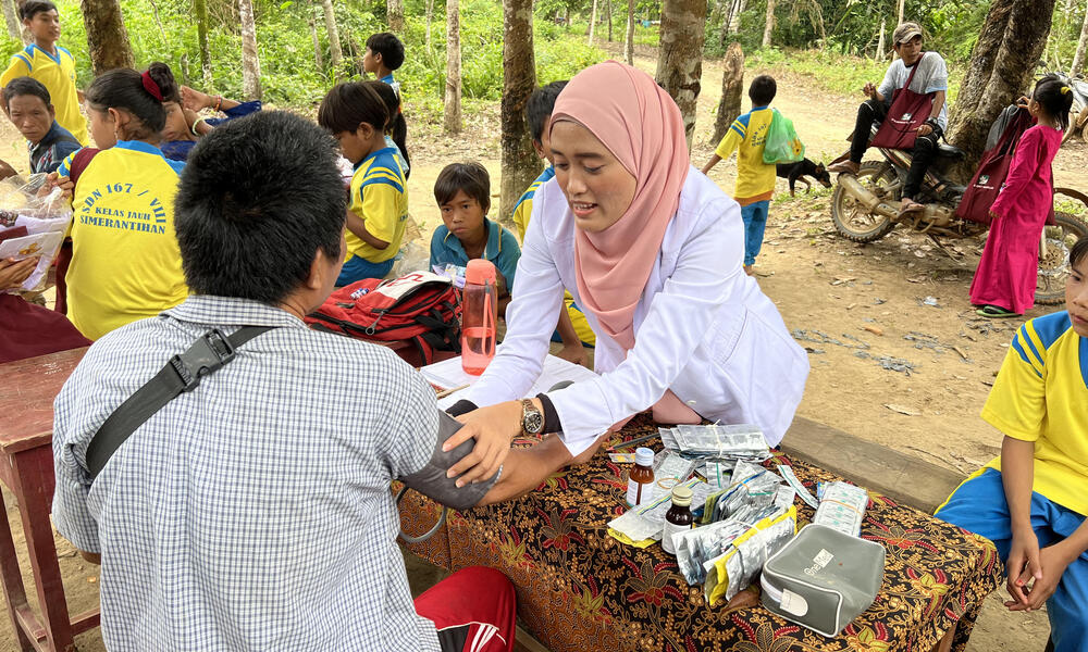 Herni Kurnia, Bidan Lapangan yang Mengubah Hutan Hujan Sumatra Menjadi Rumah Sakit