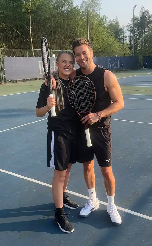 JoJo Siwa Mengungkapkan Momen Saat Ia Ingin Berromantis dengan Chris Hughes