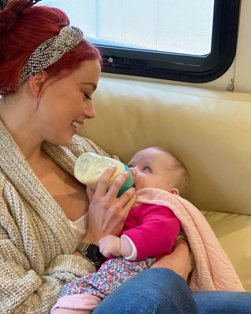 Amber Heard Mengungkapkan Bahwa Ia Menyambut Bayi Kembar dalam Pengumuman Kejutan di Hari Ibu