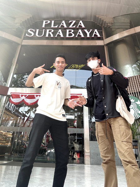 Ali Azhar D dan Rival Amir Berjalan-Jalan Seru di Surabaya: Pertemuan Kreatif Kreator Asal Berbeda