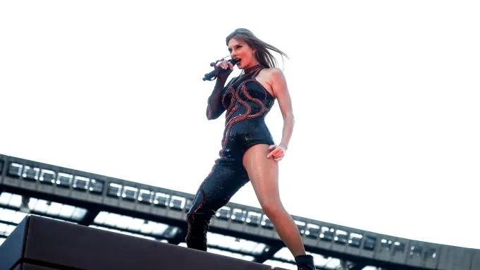 Taylor Swift Fans Membuat Tanah Goyang di Konser Edinburgh