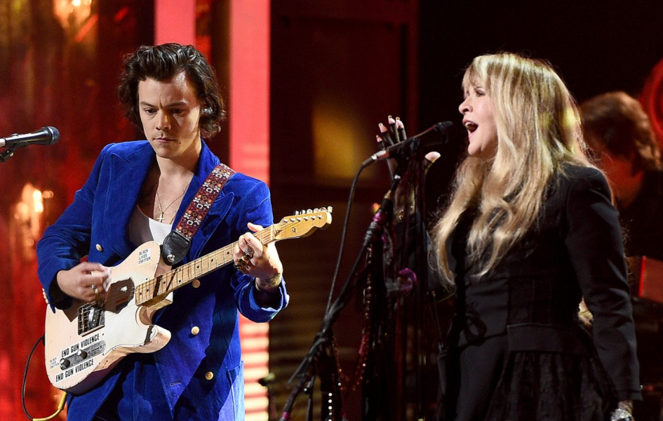 Harry Styles dan Stevie Nicks Melakukan Duet Emosional untuk Christine McVie