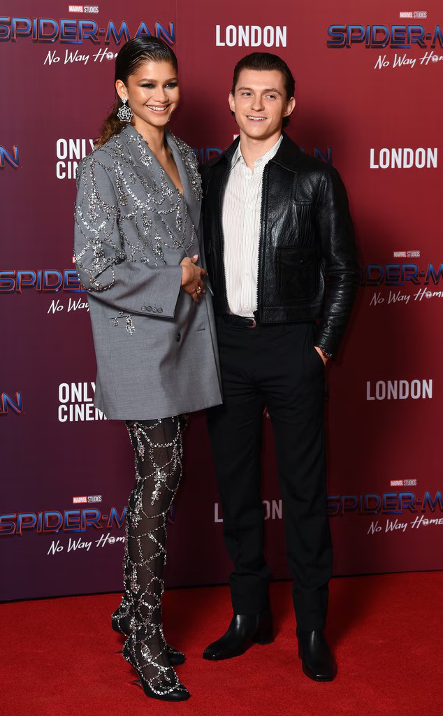 Zendaya Memamerkan Cincin Pertunangannya yang Menakjubkan saat Berjalan Bersama Tunangannya, Tom Holland.