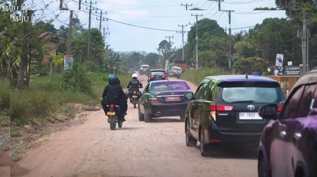 Jokowi Kembali Memeriksa Jalan Rusak dengan Menggunakan Mobil Indonesia-1 di Jambi