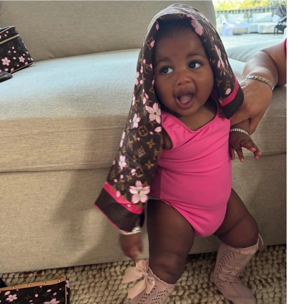 Cardi B Perlihatkan Wajah Putri Ketiga Blossom untuk Pertama Kalinya