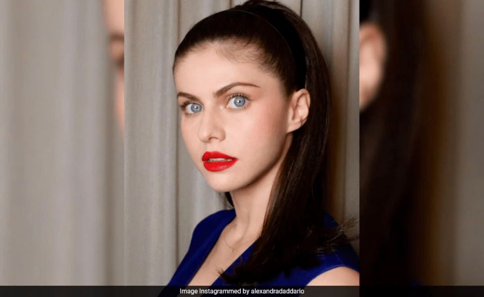 Alexandra Daddario Umum Kehamilan dan Menyatakan Anaknya akan Bersekolah dengan Anak Margot Robbie
