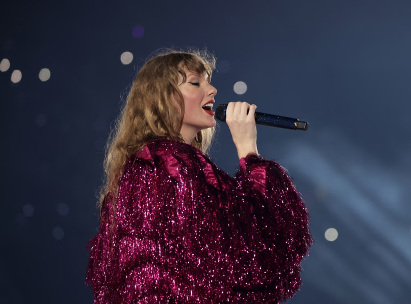 Taylor Swift Bercanda Soal Rambutnya yang Mengembang karena Kelembapan di Konser Eras Tour
