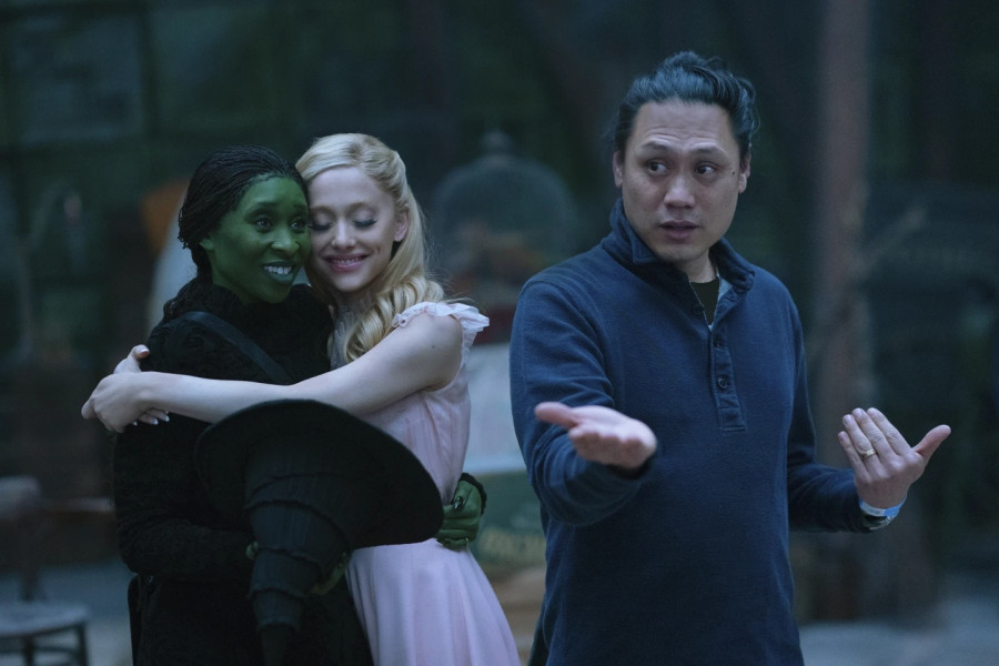 Ketika yang lain lari dari musikal, Jon M. Chu dan 'Wicked' justru memeluknya