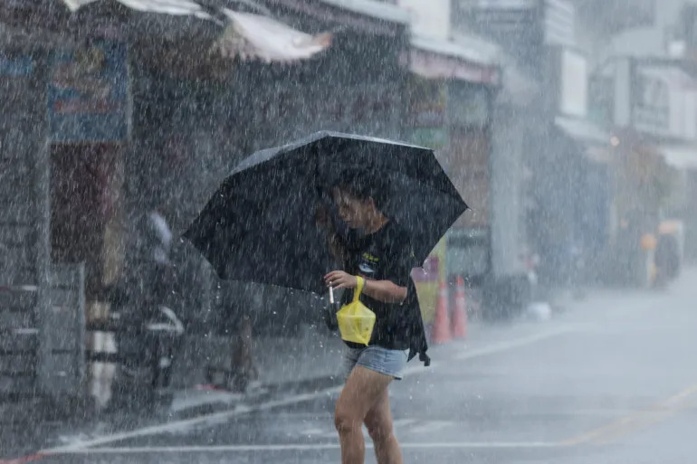 Topan Haikui Mendarat di Taiwan, Memunculkan Hujan dan Angin Kencang
