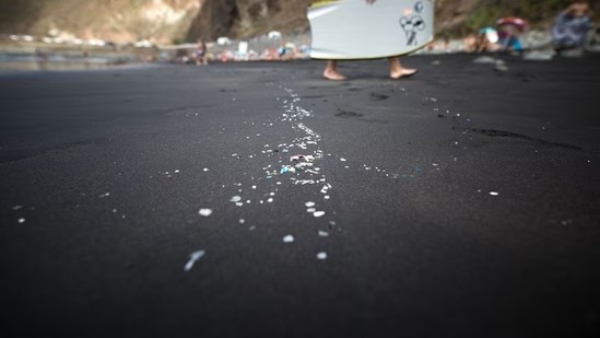 Studi Menemukan Bagaimana Laut Melepaskan Mikroplastik ke Atmosfer