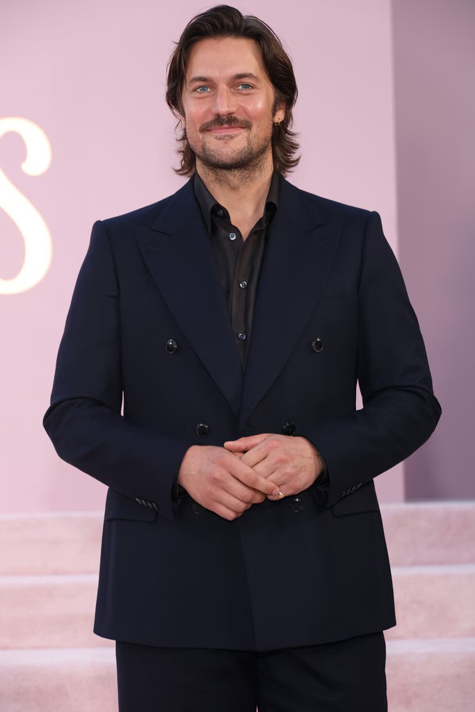 Lucas Bravo dari Emily in Paris Konfirmasi Hubungan Asmara dengan Shailene Woodley