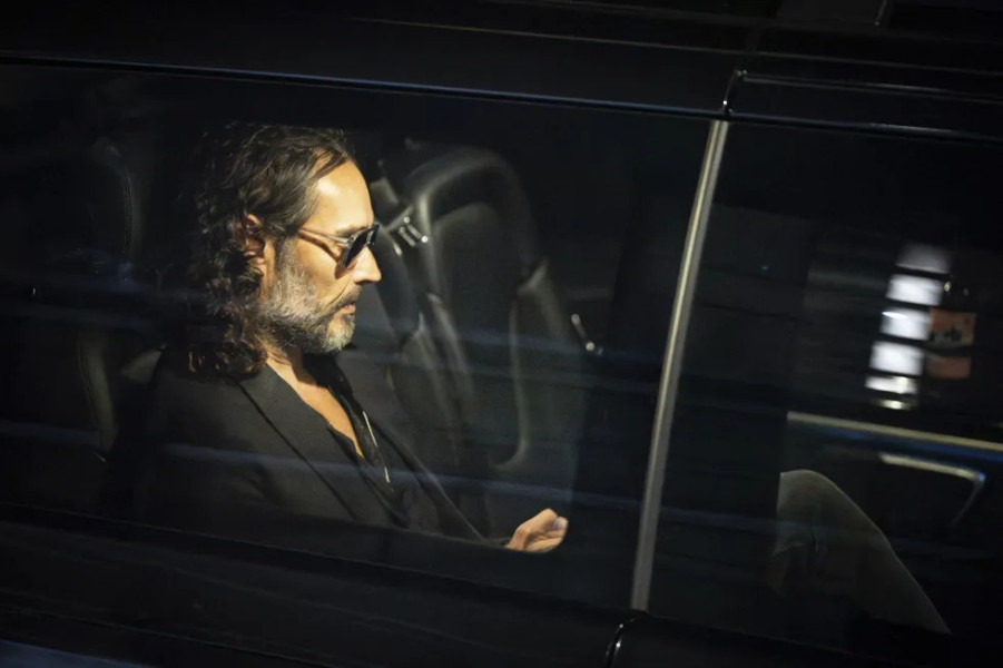 YouTube Menangguhkan Kemampuan Russell Brand untuk Menghasilkan Uang dari Situs Streaming Setelah Tuduhan Pelecehan Seksual