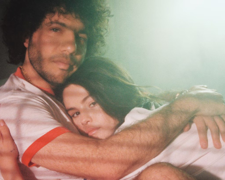 Selena Gomez Singgung Para Mantan di Lagu Baru Benny Blanco “Scared of Loving You”