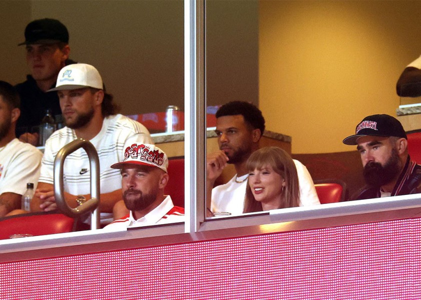 Taylor Swift dan Travis Kelce Tampil Bersama untuk Pertama Kalinya Sejak Mengumumkan Pertunangan Mereka