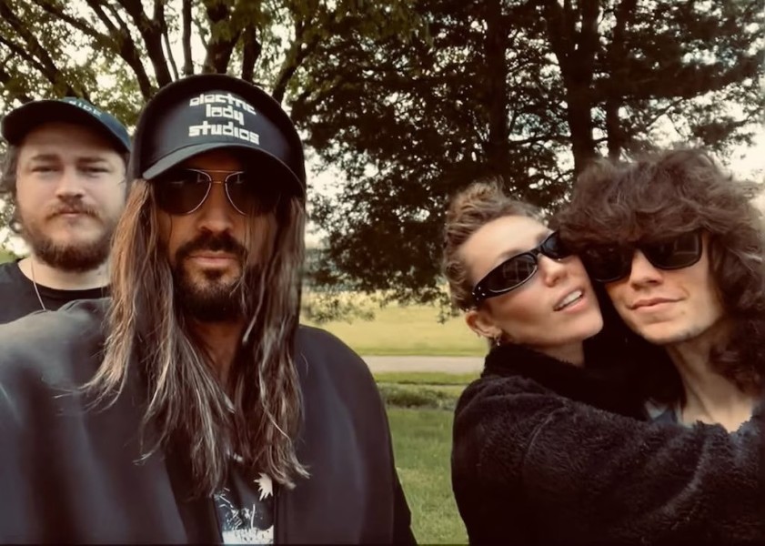 Miley Cyrus Bersatu Kembali dengan Ayahnya Billy Ray Cyrus di Tengah Rumor Perseteruan Keluarga